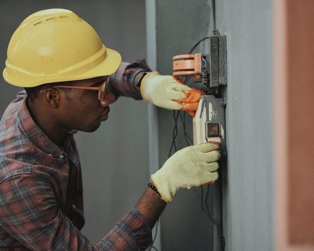 imgi_239_electrician-working-on-home